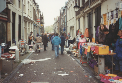 605835 Afbeelding van de vrijmarkt tijdens Koninginnedag in de Jacobijnenstraat te Utrecht.
